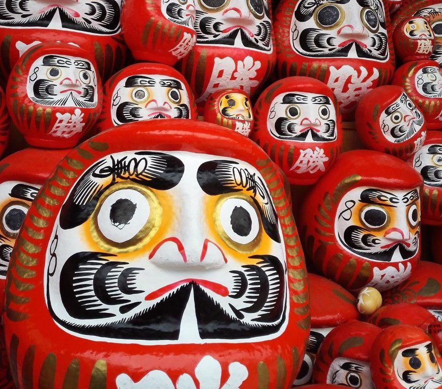 Daruma, la figurine japonaise des vœux, chance et prospérité.